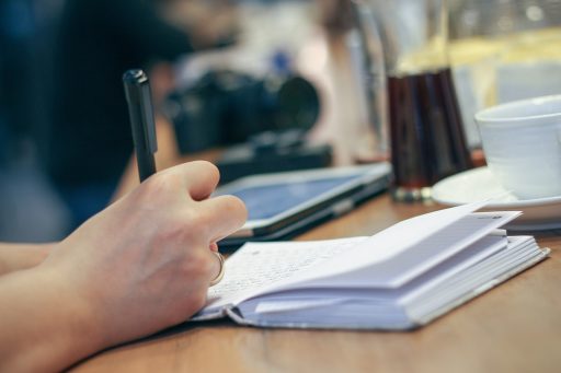 Zelfstandige die zijn dossier voor de overbruggingsuitkering voorbereidt aan zijn bureau