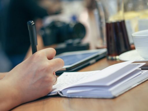 Zelfstandige die zijn dossier voor de overbruggingsuitkering voorbereidt aan zijn bureau