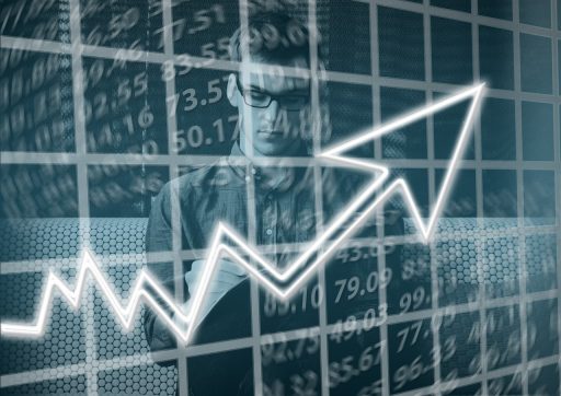 Zelfstandige in bijberoep die financiële documenten vergelijkt aan bureau