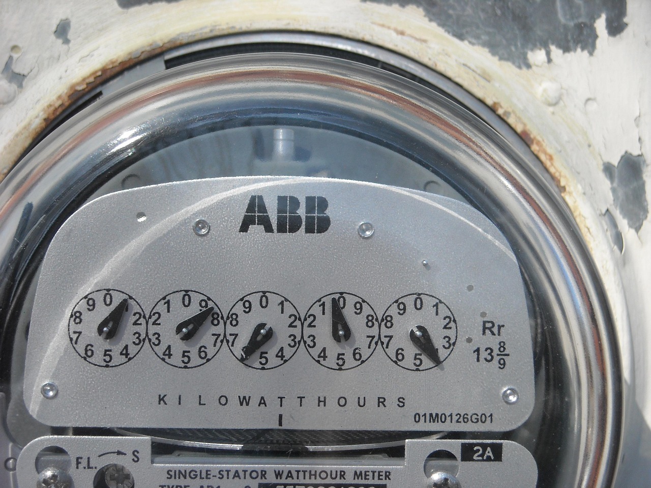 Slimme elektriciteitsmeter in een Belgische woning met energieverbruiksdata op tablet