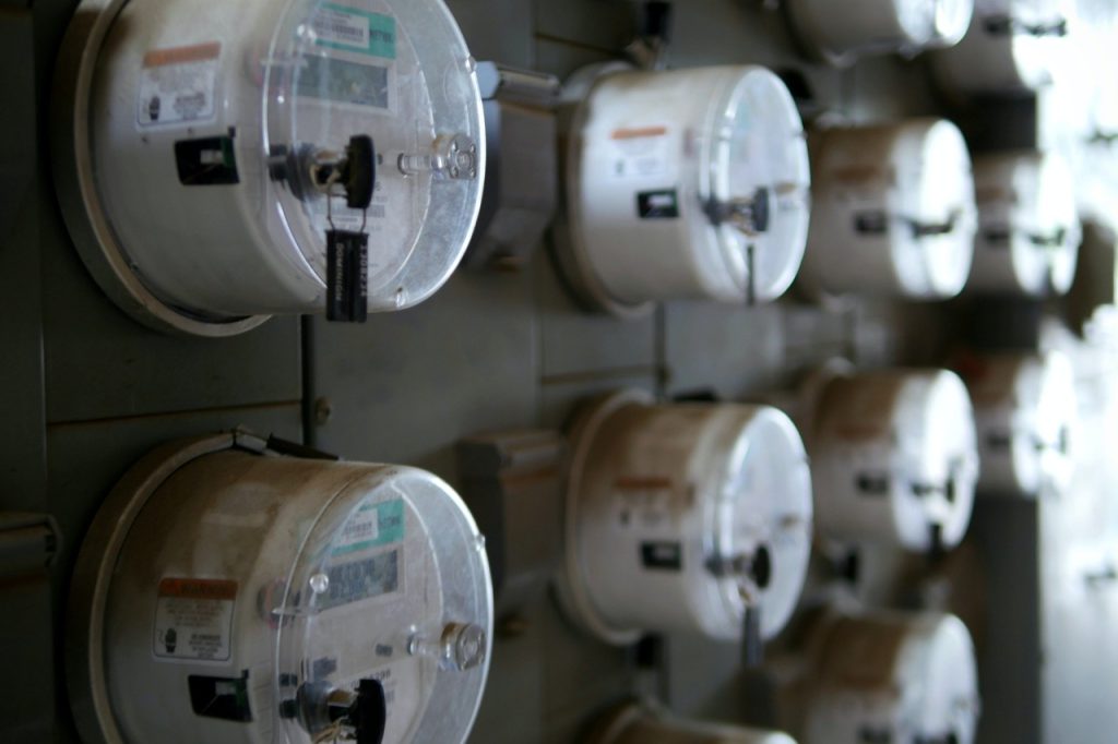 Gezin bekijkt energiefactuur met sociaal tarief aan keukentafel