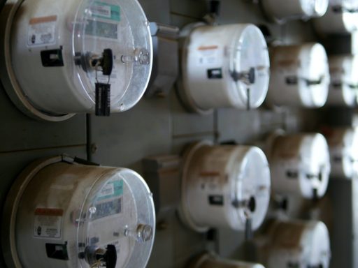 Gezin bekijkt energiefactuur met sociaal tarief aan keukentafel