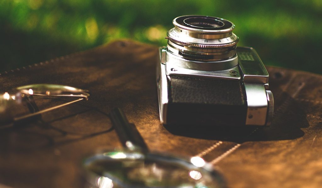 Meerdere tweedehands camera-objectieven naast elkaar op een tafel