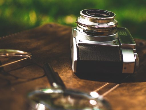 Meerdere tweedehands camera-objectieven naast elkaar op een tafel