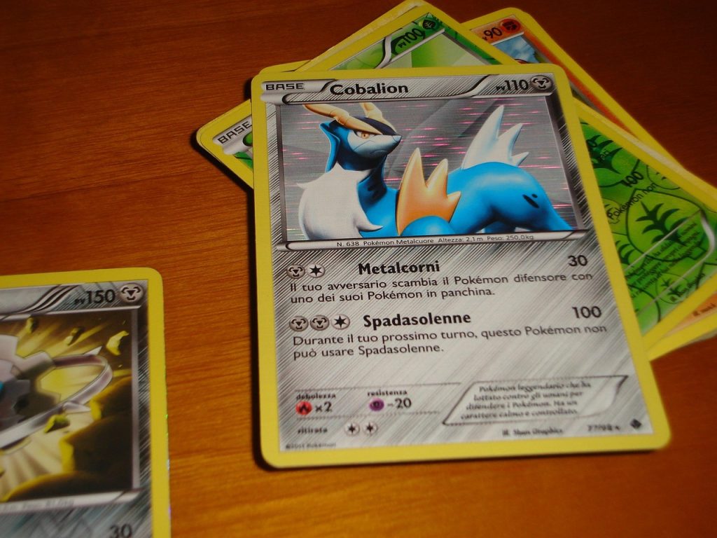 Een verzameling Pokémon kaarten uitgespreid op een tafel, klaar om te controleren op echtheid