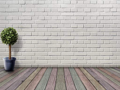 Werknemer die isolatiemateriaal aanbrengt in een kruipruimte onder een woning