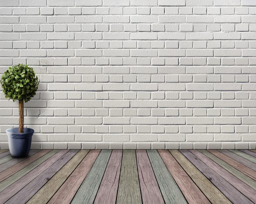 Werknemer die isolatiemateriaal aanbrengt in een kruipruimte onder een woning