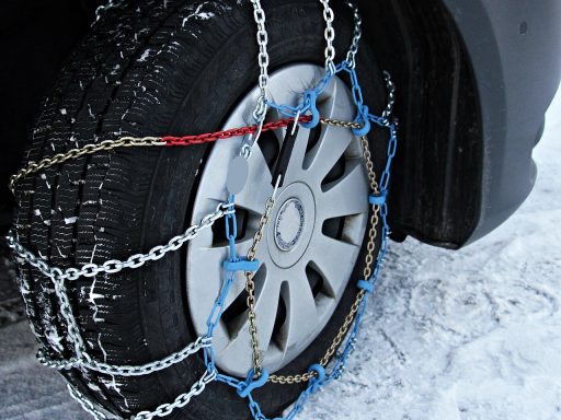 Auto met winterbanden op een besneeuwde weg in Duitsland