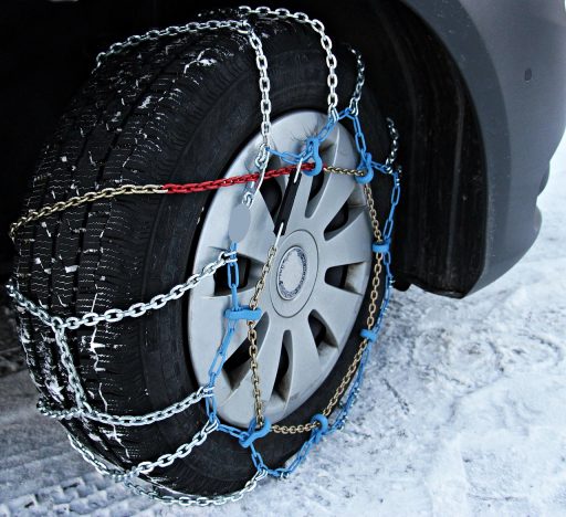 Auto met winterbanden op een besneeuwde weg in Duitsland
