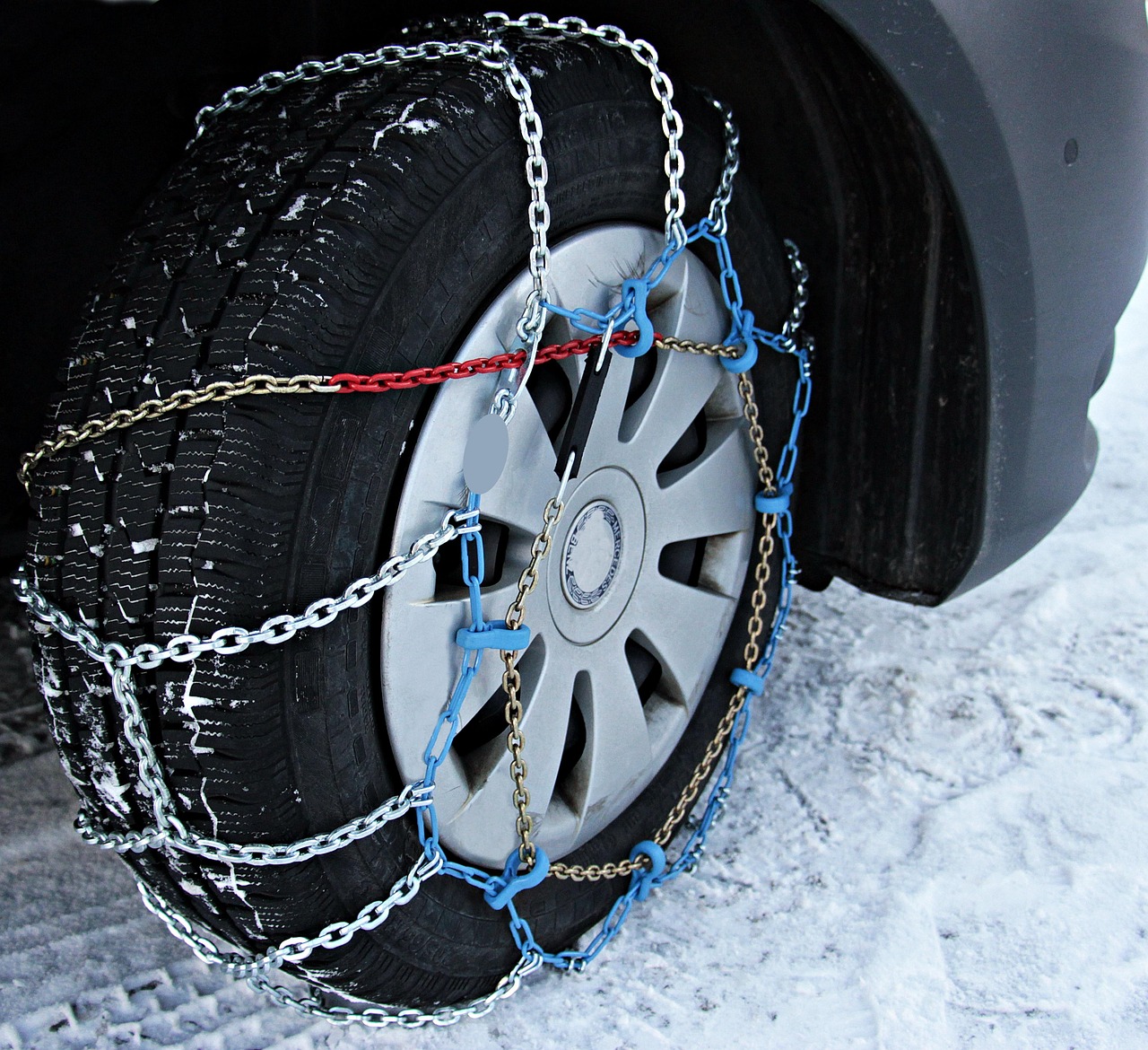 Auto met winterbanden op een besneeuwde weg in Duitsland