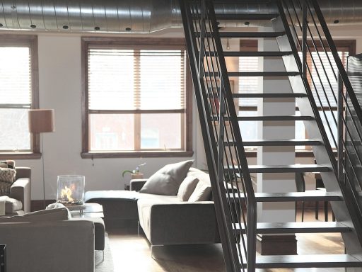 Binnenisolatie van een plat dak met isolatiepanelen en een verlaagd systeemplafond