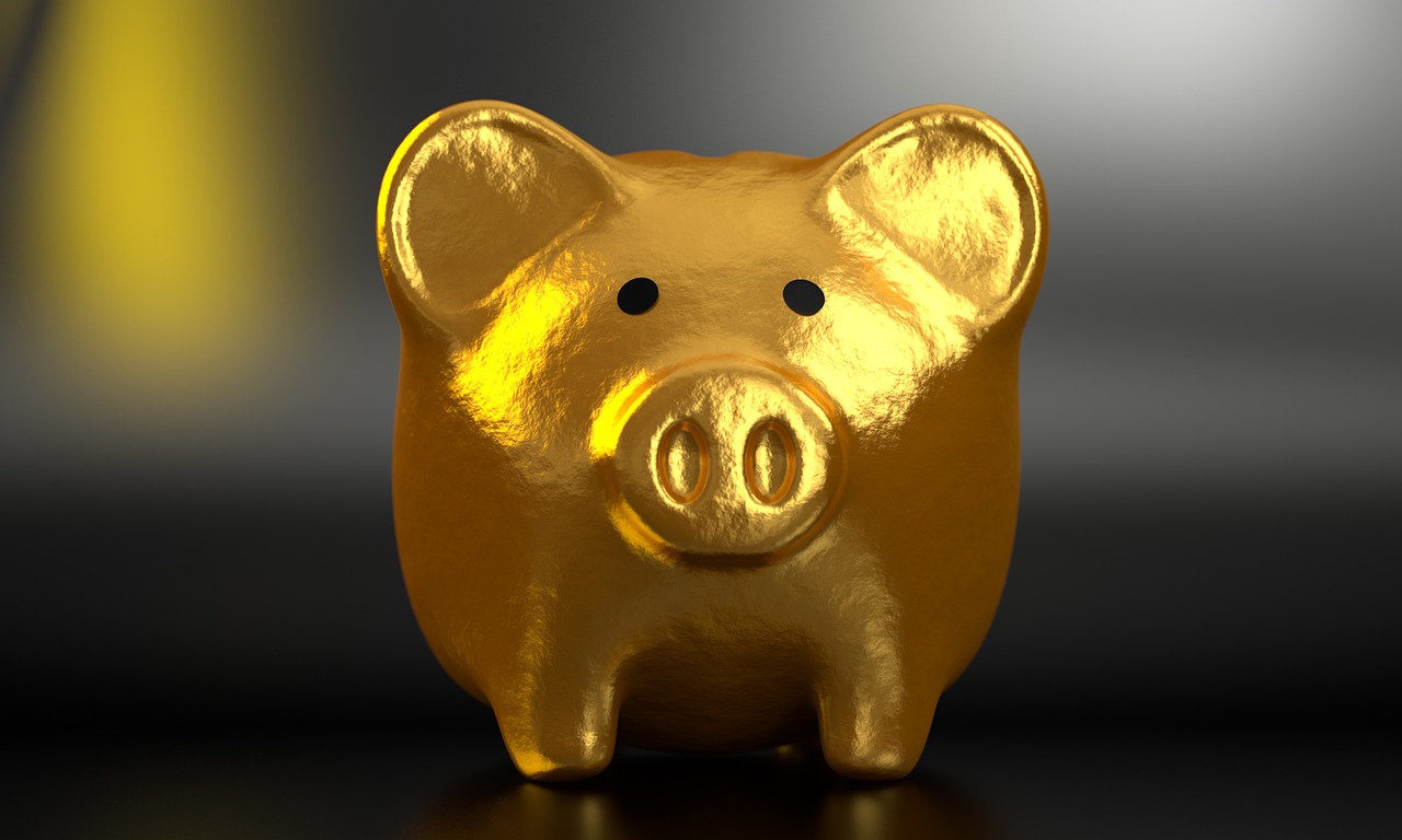 Spaarpot naast munten en bankdocumenten als symbool voor pensioensparen