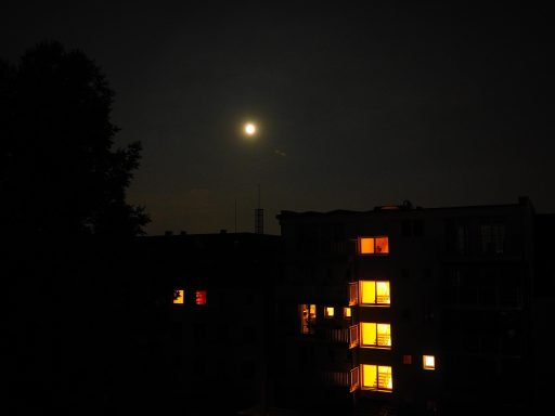 Verlichte trappenhal in een appartementsgebouw met moderne LED-verlichting