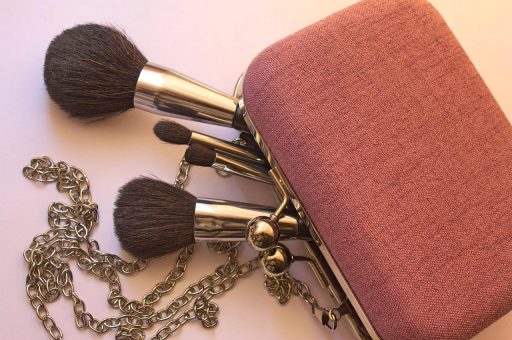 Persoon die een DIY-meubelpakket in elkaar zet op de vloer, omringd door planken en schroeven