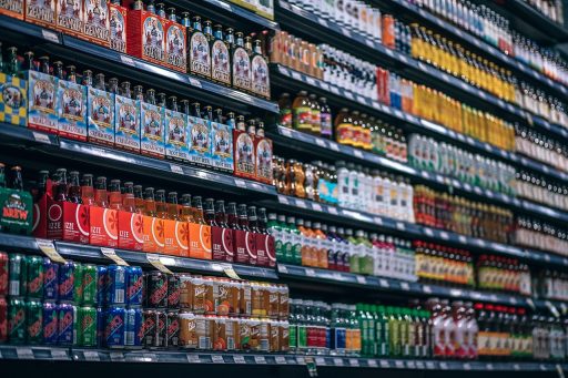 Supermarktrek met huismerkproducten naast A-merkproducten
