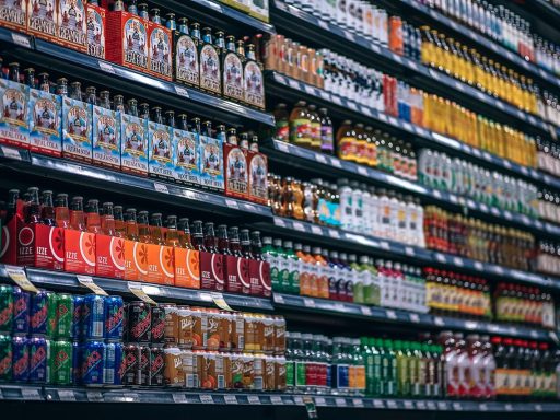 Supermarktrek met huismerkproducten naast A-merkproducten