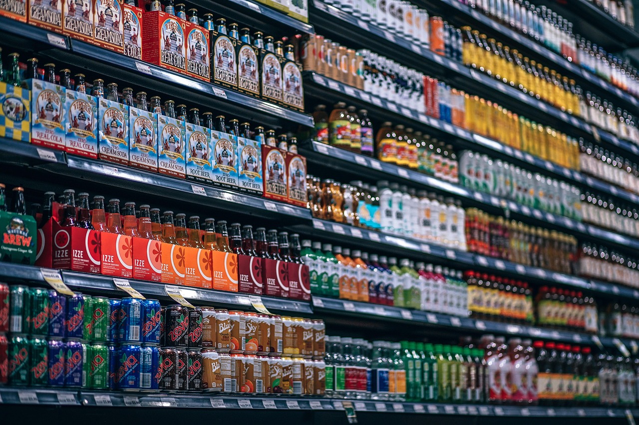 Supermarktrek met huismerkproducten naast A-merkproducten
