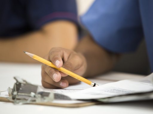 Autoverzekeringsdocumenten en polisblad op een bureau ter voorbereiding van een onderhandeling