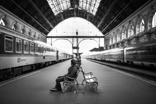 Gezin met kinderen op een treinstation, klaar voor een daguitstap