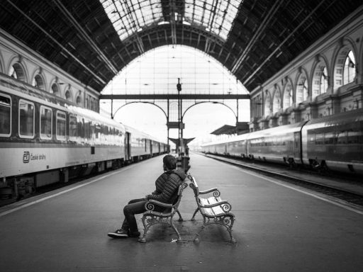 Gezin met kinderen op een treinstation, klaar voor een daguitstap