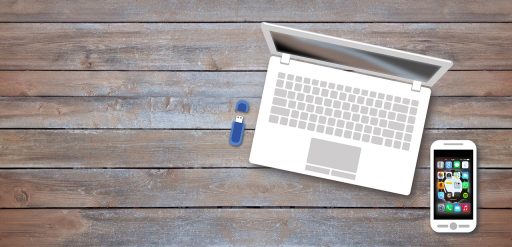 Zelfstandige die op een laptop een online kredietaanvraag invult aan een bureau