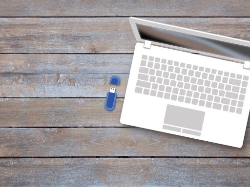 Zelfstandige die op een laptop een online kredietaanvraag invult aan een bureau