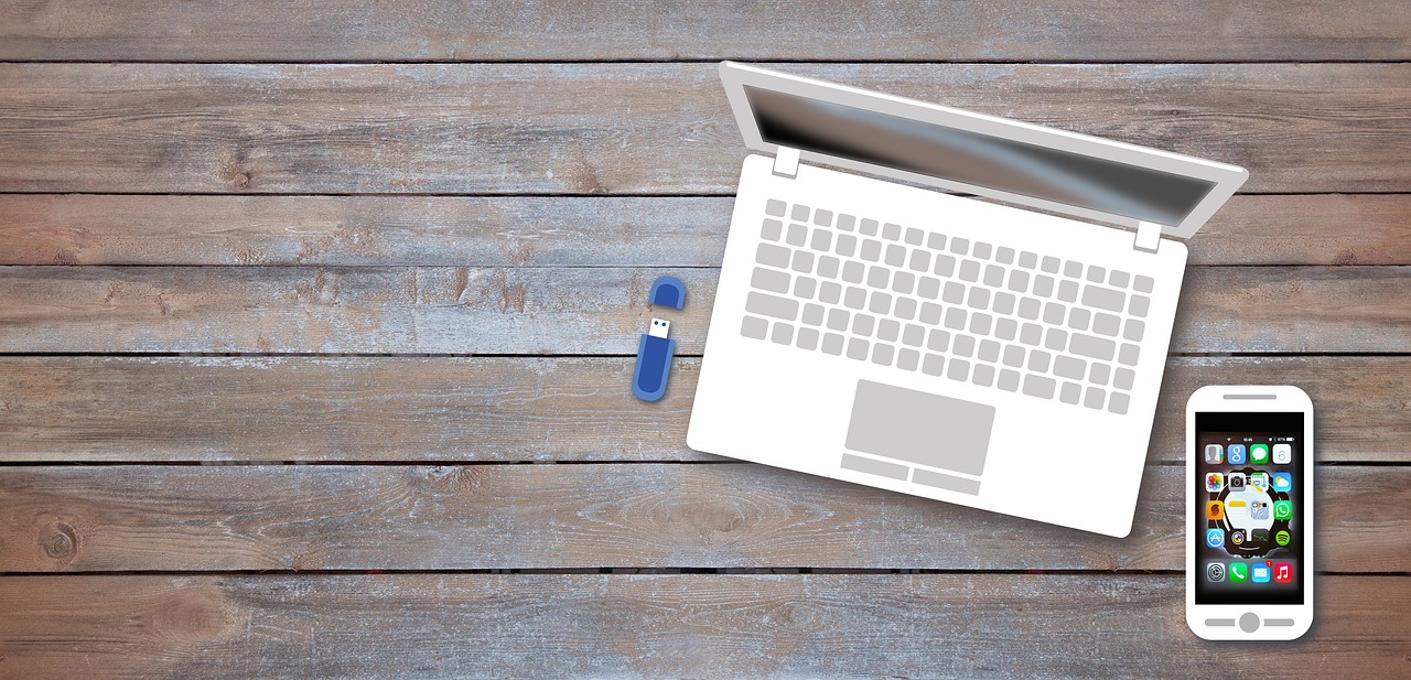 Zelfstandige die op een laptop een online kredietaanvraag invult aan een bureau