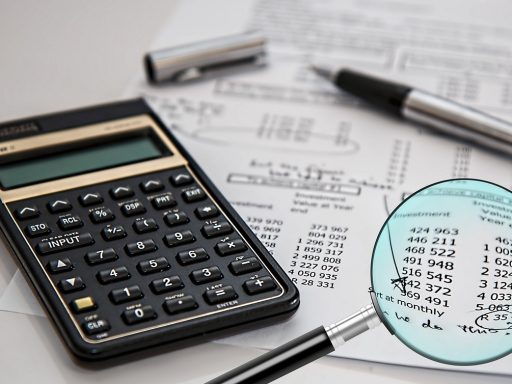 Koppel bekijkt bezorgd financiële documenten aan de keukentafel