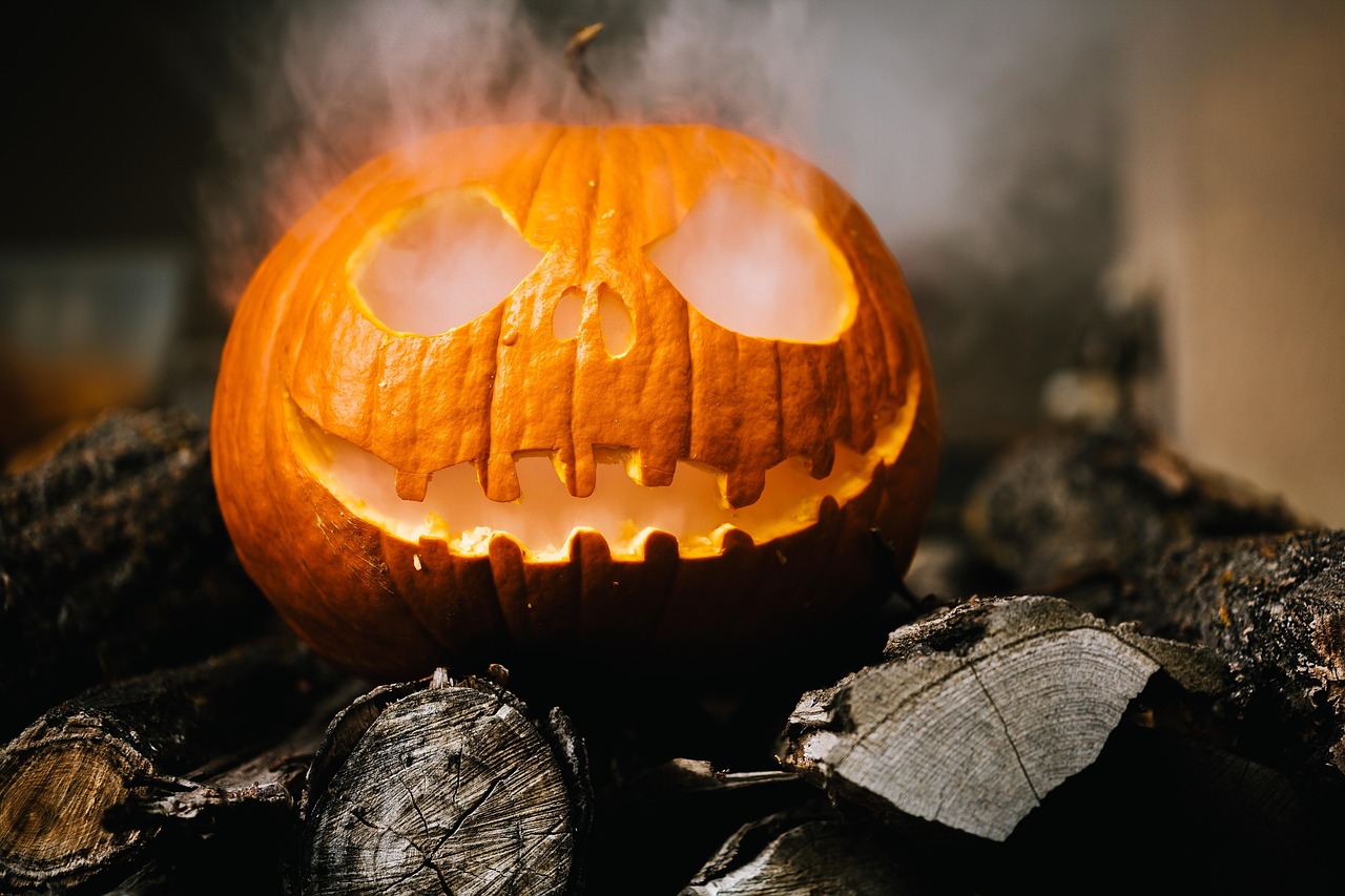 Kinderen verkleed voor Halloween aan een feestelijk gedekte tafel met zelfgemaakte decoraties