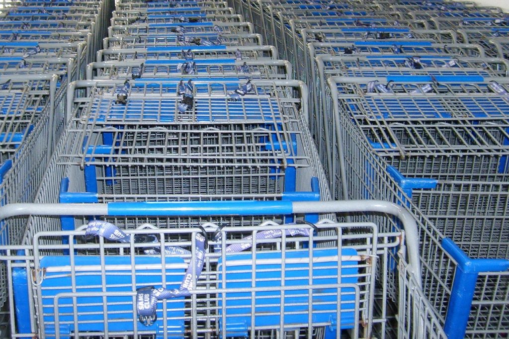 Winkelkar bij de kassa met ongeplande producten erin