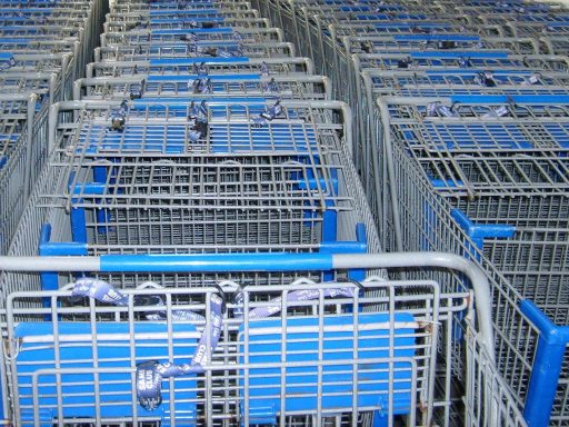 Winkelkar bij de kassa met ongeplande producten erin