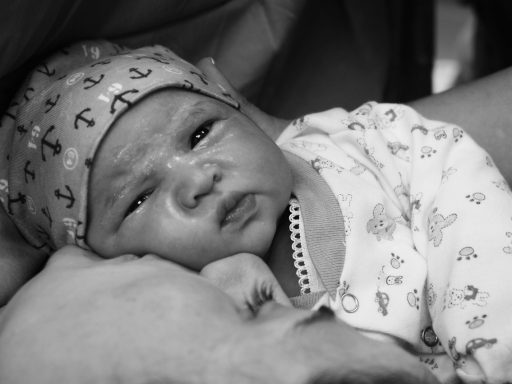 Pasgeboren baby in een ziekenhuiskamer met de moeder