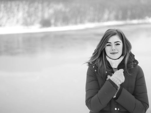 Persoon die de binnenkant van een winterjas inspecteert op echtheid
