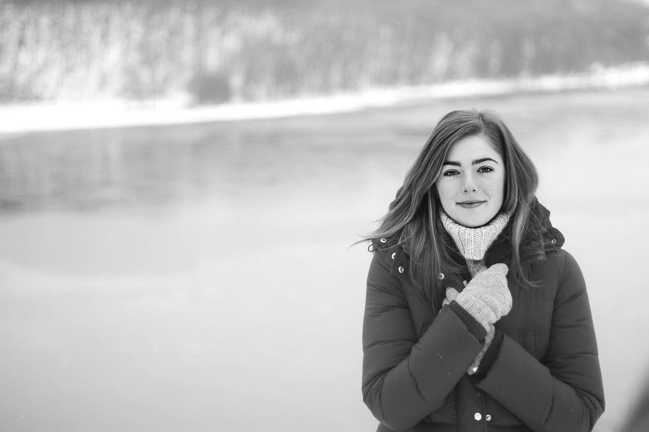 Persoon die de binnenkant van een winterjas inspecteert op echtheid