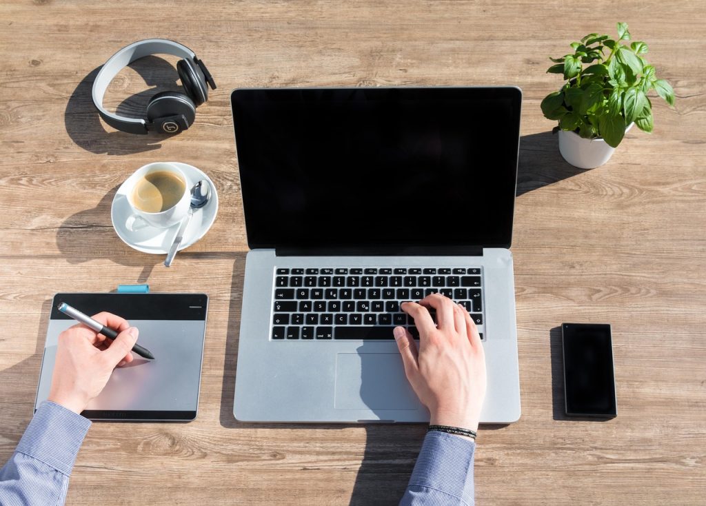 Belgische freelancer die op laptop werkt vanuit thuiskantoor