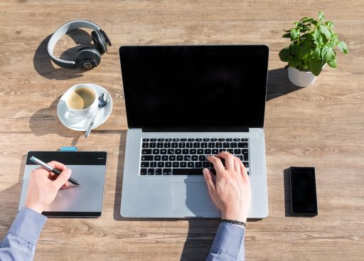 Belgische freelancer die op laptop werkt vanuit thuiskantoor