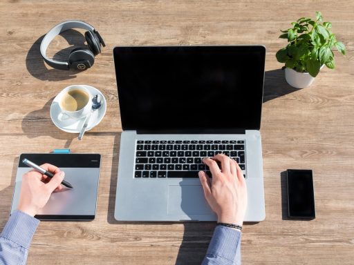 Belgische freelancer die op laptop werkt vanuit thuiskantoor