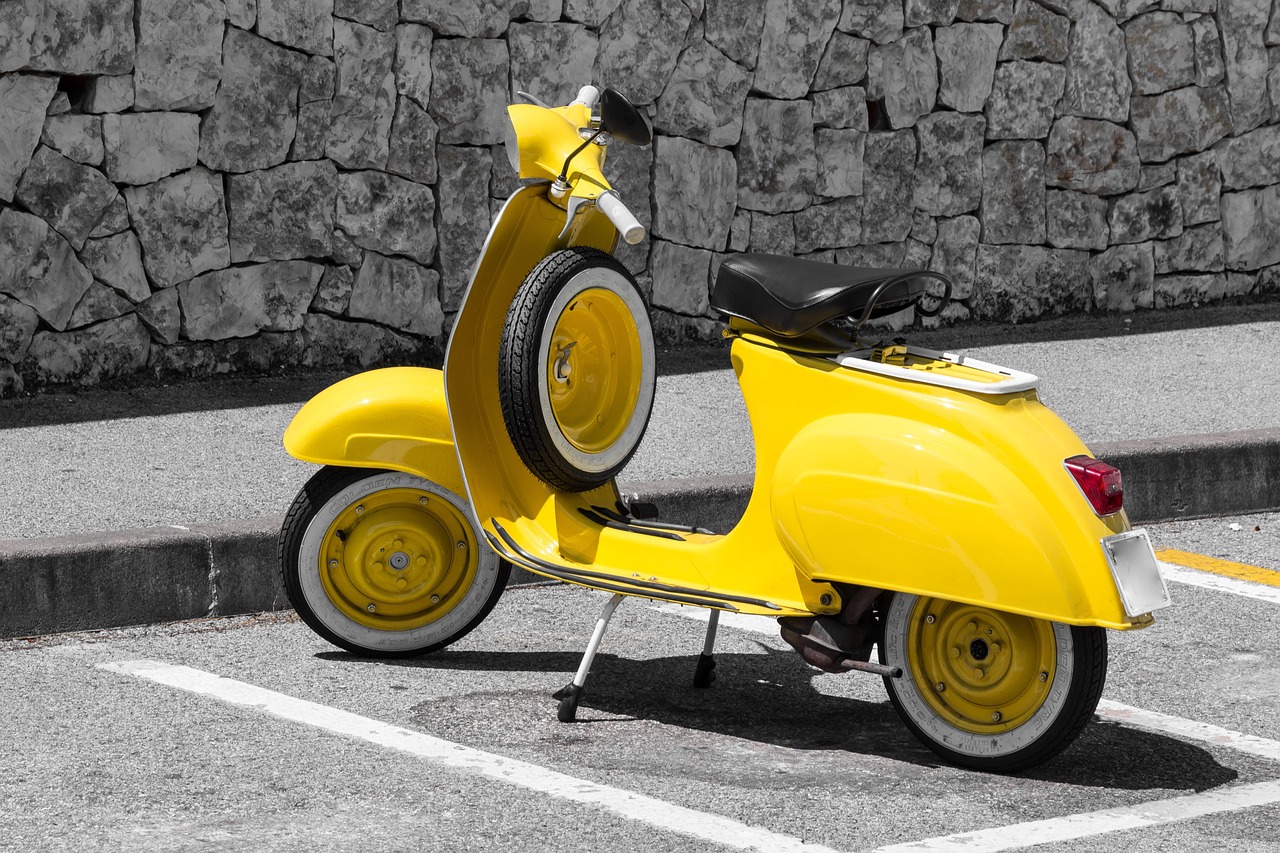Persoon die een scooterband wisselt met bandenlichterset in garage