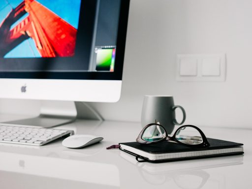 Thuiskantoor met bureau en computer van een zelfstandige in bijberoep